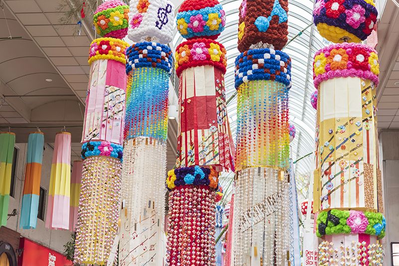 những chiếc cột giấy Fukinagashi khổng lồ trong lễ hội Tanabata những chiếc cột giấy Fukinagashi khổng lồ trong lễ hội Tanabata